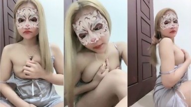 Bokep Si Pirang Cute Pamerin Uting Toge- Bokepsin