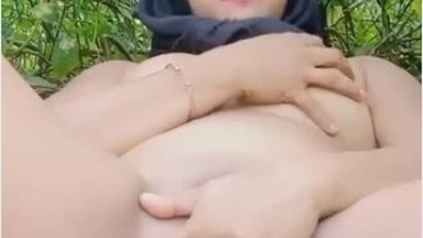 Bokep Jilbab - Remaja Jilbab Lepas Baju Celana Omek di Semak-Semak