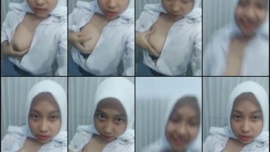 ABG Jilbab Binal Remes Nenen di WC Sekolah